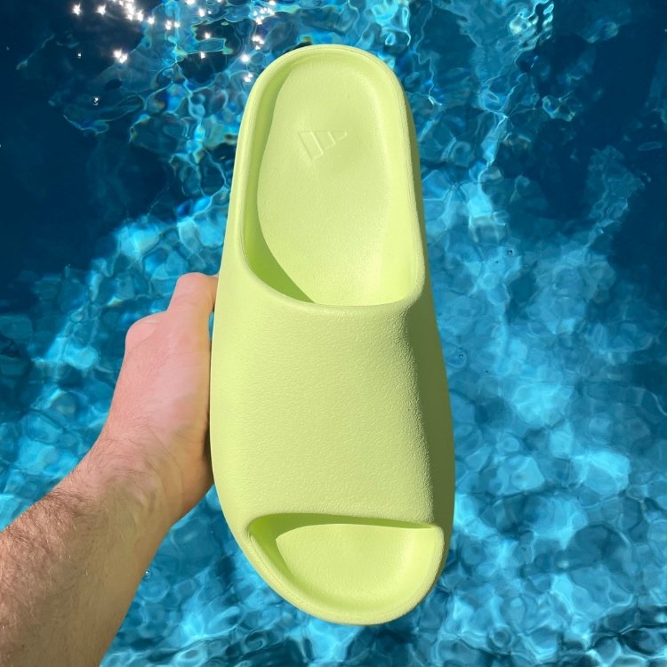 Yeezy Slide 'Green Glow'