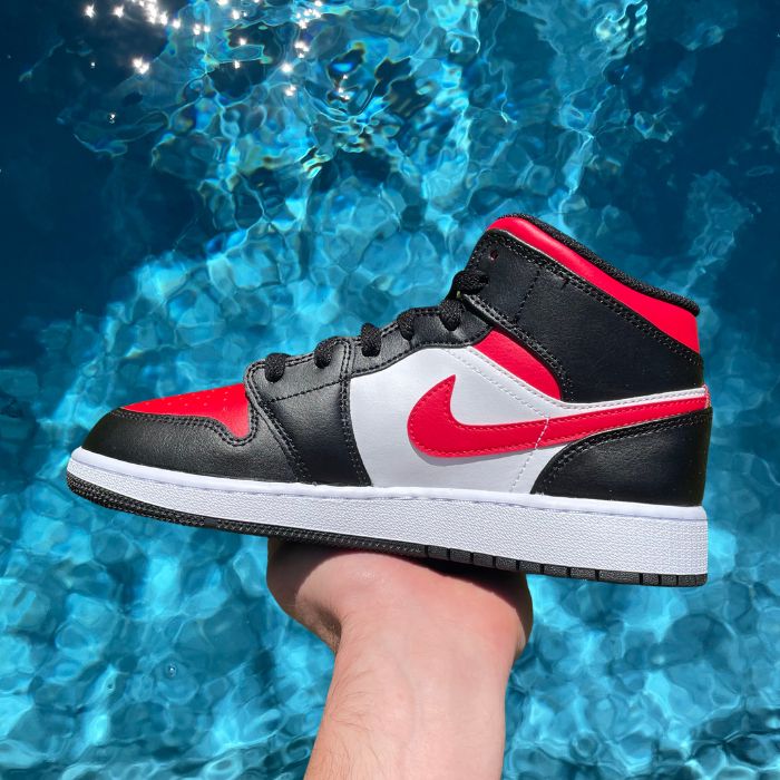 Jordan 1 Mid 'Bred Toe' (GS)