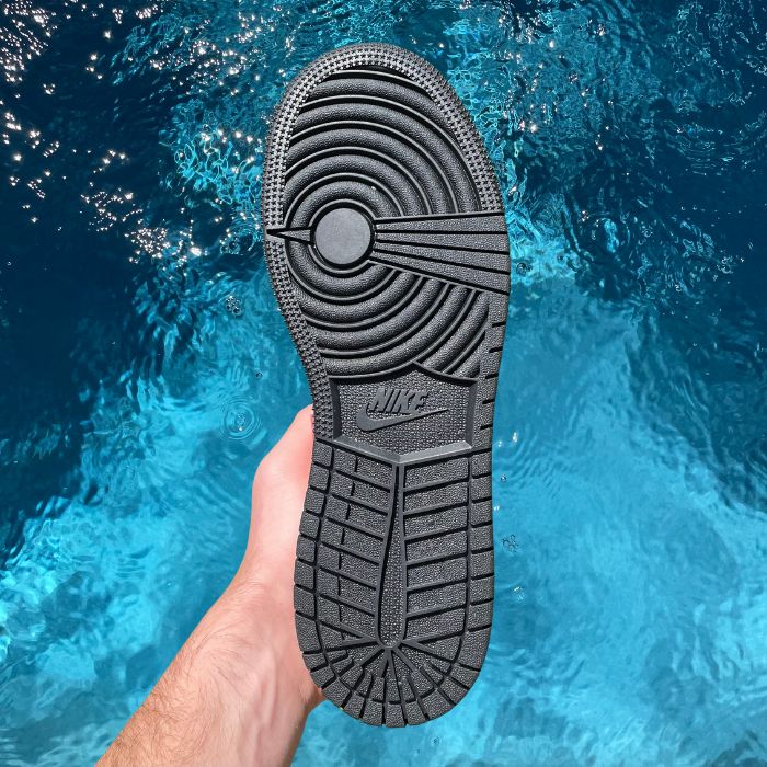 Jordan 1 Mid 'Bred Toe' (GS)