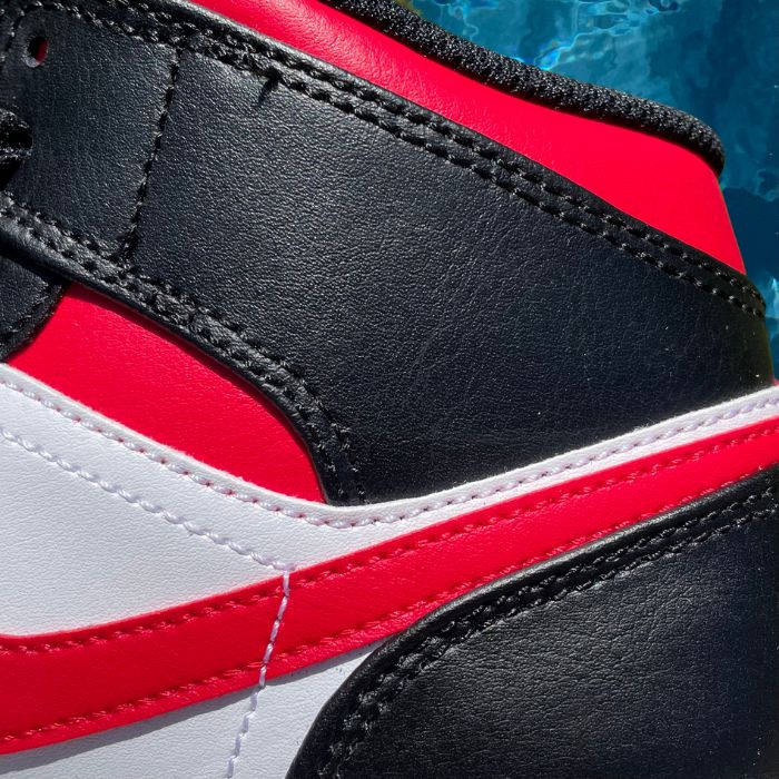Jordan 1 Mid 'Bred Toe' (GS)